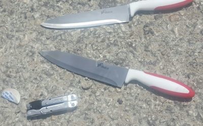 Deux couteaux et un outil multi-usage type Leatherman qu'un couple palestinien aurait prévu d'utiliser pour attaquer des gardes-frontières au checkpoint de Qalandiya, le 27 avril 2016. (Crédit : police israélienne)