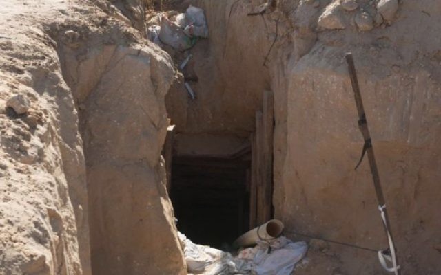 Un tunnel allant de Gaza en Israël, vu sur une photo dévoilée par l'armée israélienne le 18 avril 2016. (Crédit : unité des portes-paroles de l'armée israélienne) Un tunnel allant de Gaza en Israël, vu sur une photo dévoilée par l'armée israélienne le 18 avril 2016. (Crédit : unité des portes-paroles de l'armée israélienne)