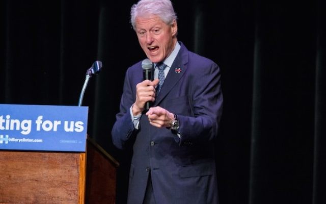 L'ancien président Bill Clinton au théâtre Ashe Power pour la campagne de son épouse, la candidate démocrate à la présidentielle Hillary Clinton, à La Nouvelle Orléans, en Louisiane, le 4 mars 2016. (Crédit : Josh Brasted/Getty Images via JTA)