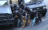 Forces spéciales brésiliennes pendant un raid de police. lllustration. (Crédit : CC-BY, Diário de um PM/Wikimedia)