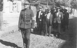 Un policier nazi lituanien avec des prisonniers juifs en juillet 1941 (Crédit : Wikipédia)