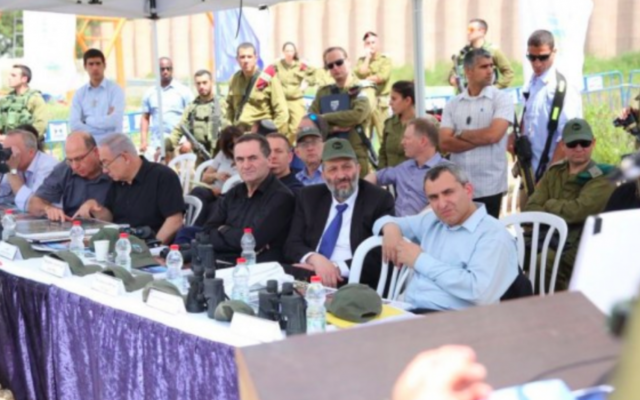 De gauche à droite - Moshe Yaalon, Benjamin Netanyahu, Gilad Erdan, Yisrael Katz, Aryeh Deri et Zeev Elkin, le 6 avril 2016 (Crédit : autorisation)
