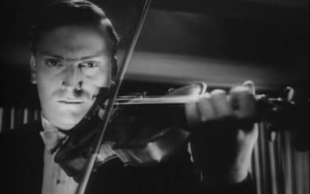 Yehudi Menuhin dans le film "Stage Door Canteen", en 1943. (Crédit : capture d'écran/domaine public, via WikiCommons) Yehudi Menuhin dans le film "Stage Door Canteen", en 1943. (Crédit : capture d'écran/domaine public, via WikiCommons)