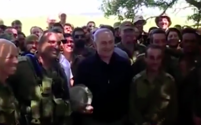 Le Premier ministre Benjamin Netanyahu et des réservistes israéliens sur le plateau du Golan, le 11 avril 2016. (Crédit : capture d’écran YouTube/Times of Israel)