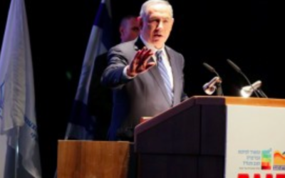 Le Premier ministre Benjamin Netanyahu a pris la parole lors de la 7e conférence annuelle du Néguev, à Yeruham, dans  le sud d'Israël, le 12 avril 2016. (Crédit : Edi Israel / FLASH90)