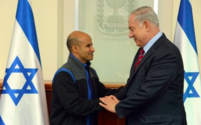 Le Premier ministre Benjamin Netanyahu (à droite) avec Ouda Tarabin, un citoyen israélien emprisonné pendant 15 ans en Egypte pour des accusations d'espionnage et qui a été libéré de prison le 10 décembre 2015. (Crédit : Haim Zach / GPO) Le Premier ministre Benjamin Netanyahu (à droite) avec Ouda Tarabin, un citoyen israélien emprisonné pendant 15 ans en Egypte pour des accusations d'espionnage et qui a été libéré de prison le 10 décembre 2015. (Crédit : Haim Zach / GPO)