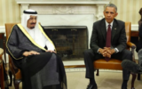 Barack Obama, alors président américain, avec le roi Salmane d'Arabie saoudite dans le Bureau ovale à la Maison Blanche à Washington, D.C., le 4 septembre 2015. (Crédit : Yuri Gripas/AFP)