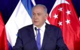 Benjamin Netanyahu reçoit le Premier ministre de Singapour, le 19 avril 2016 (Crédit : YouTube/Times of Israel)