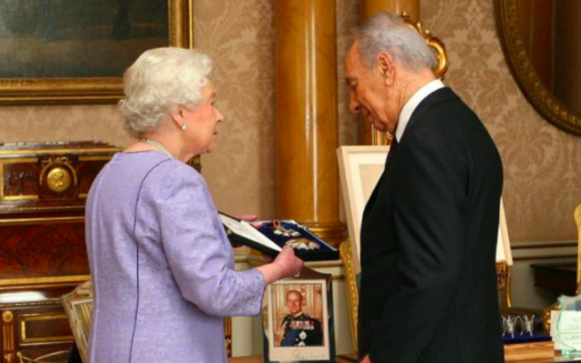 L'ancien président Shimon Peres et la reine Elizabeth II d'Angleterre en 2008. (Crédit : AP via Centre Peres pour la Paix) L'ancien président Shimon Peres et la reine Elizabeth II d'Angleterre en 2008. (Crédit : AP via Centre Peres pour la Paix)