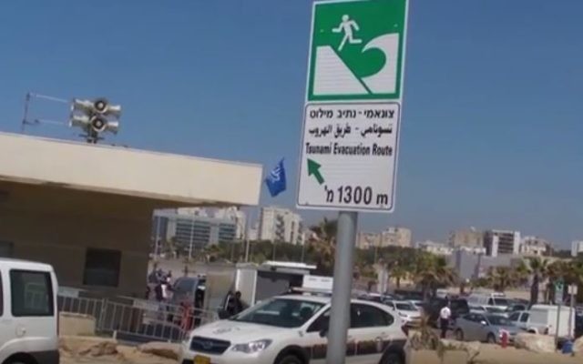 Panneaux indiquant les voies de secours d'urgence en cas de tsunami à Ashkelon, avril 2016. (Crédit : ville d'Ashkelon) Panneaux indiquant les voies de secours d'urgence en cas de tsunami à Ashkelon, avril 2016. (Crédit : ville d'Ashkelon)