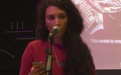 Malia Bouattia, nouvelle présidente de l'Union nationale des étudiants du Royaume-Uni, parle des "médias dirigés par des sionistes" et de la lutte armée palestinienne, en septembre 2014. (Crédit : capture d'écran YouTube/Will Lloyd)