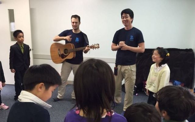 L'équipe israélo-japonaise d'IsraAId aide les enfants à gérer leur stress après le séisme dévastateur et ses nombreuses répliques sur l'île de Kyushu, à Kumamoto, au Japon, en avril 2016. (Crédit : autorisation IsraAID) L'équipe israélo-japonaise d'IsraAId aide les enfants à gérer leur stress après le séisme dévastateur et ses nombreuses répliques sur l'île de Kyushu, à Kumamoto, au Japon, en avril 2016. (Crédit : autorisation IsraAID)