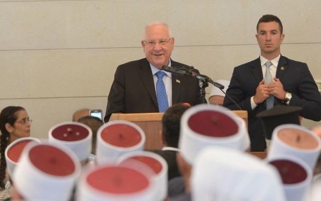 Le président Reuven Rivlin pendant la fête druze de Ziyarat al-Nabi Shuayb , près de Kfar Zeitim, dans le nord d’Israël, et la députée du Likud Anat Berko (à gauche), le 25 avril 2016. (Crédit : Mark Neiman / GPO) Le président Reuven Rivlin pendant la fête druze de Ziyarat al-Nabi Shuayb , près de Kfar Zeitim, dans le nord d’Israël, et la députée du Likud Anat Berko (à gauche), le 25 avril 2016. (Crédit : Mark Neiman / GPO)