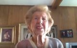 Hermina Hirsch, survivante de l'Holocauste américaine de 89 ans, chante "La bannière étoilée" dans une vidéo devenue virale, en avril 2016. (Crédit : capture d'écran YouTube/CBS Detroit)