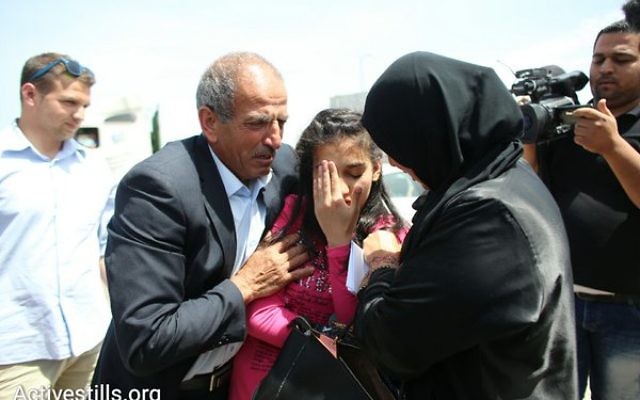 Libération de Dima al-Wawi, Palestinienne de 12 ans, qui avait été arrêtée avec un couteau devant une implantation de Cisjordanie et avait avoué avoir voulu mené une attaque, le 24 avril 2016. (Crédit : Twitter/Oren Ziv) Libération de Dima al-Wawi, Palestinienne de 12 ans, qui avait été arrêtée avec un couteau devant une implantation de Cisjordanie et avait avoué avoir voulu mené une attaque, le 24 avril 2016. (Crédit : Twitter/Oren Ziv)