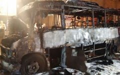 Un minibus incendié à Bnei Brak, le 27 avril 2016. (Crédit : police israélienne)