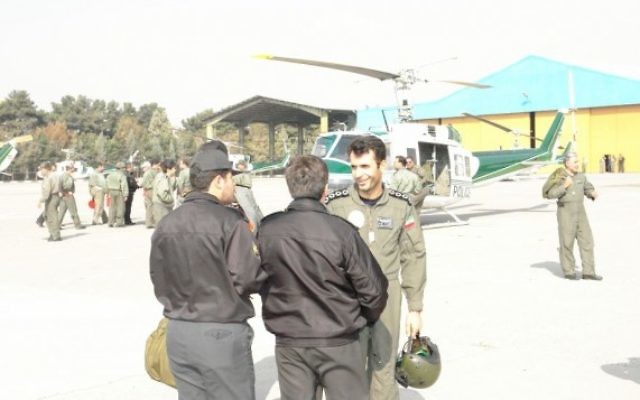 Photo non datée du major Ahmad-Reza Khosravi (à droite), ancien pilote de l'unité d'hélicoptères des services de sécurité iraniens. (Crédit : autorisation)