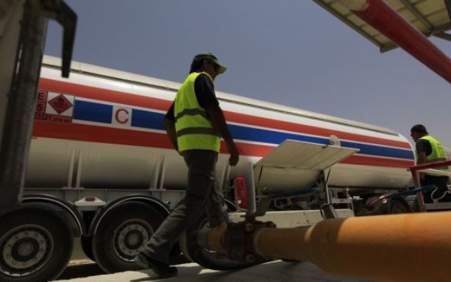 Photo d'illustration d'un camion-citerne israélien. (Crédit photo : Tsafrir Abayov/Flash90)