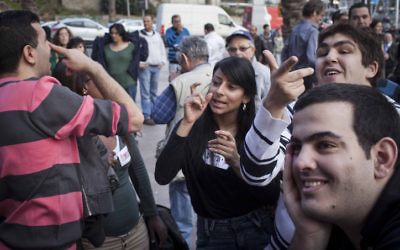 Plusieurs organisations représentant des sourds et malentendants en Israël en train de manifester le 30 décembre 2012 à Tel Aviv (Crédit : Tali Mayer / Flash90)