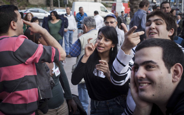 Plusieurs organisations représentant des sourds et malentendants en Israël en train de manifester le 30 décembre 2012 à Tel Aviv (Crédit : Tali Mayer / Flash90) Plusieurs organisations représentant des sourds et malentendants en Israël en train de manifester le 30 décembre 2012 à Tel Aviv (Crédit : Tali Mayer / Flash90)