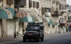 Une jeep de l'armée israélienne en Cisjordanie, le 7 novembre 2013. Illustration. (Crédit : Miriam Alster/Flash90)
