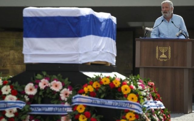 Zeev 'Zambish' Hever pendant l'éloge funèbre du Premier ministre Ariel Sharon à la Knesset, à Jérusalem, le 13 janvier 2014. (Crédit : Hadas Parush/Flash90) Zeev 'Zambish' Hever pendant l'éloge funèbre du Premier ministre Ariel Sharon à la Knesset, à Jérusalem, le 13 janvier 2014. (Crédit : Hadas Parush/Flash90)