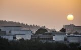 Coucher de soleil sur le musée d'Israël, à Jérusalem, le 27 avril 2015. (Crédit : Hadas Parush/Flash90)