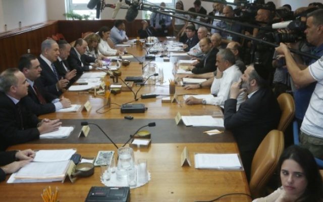 Réunion hebdomadaire du cabinet dans les bureaux du Premier ministre Benjamin Netanyahu à Jérusalem, le 26 mai 2015. (Crédit : Marc Israel Sellem/Pool/Flash90) Réunion hebdomadaire du cabinet dans les bureaux du Premier ministre Benjamin Netanyahu à Jérusalem, le 26 mai 2015. (Crédit : Marc Israel Sellem/Pool/Flash90)