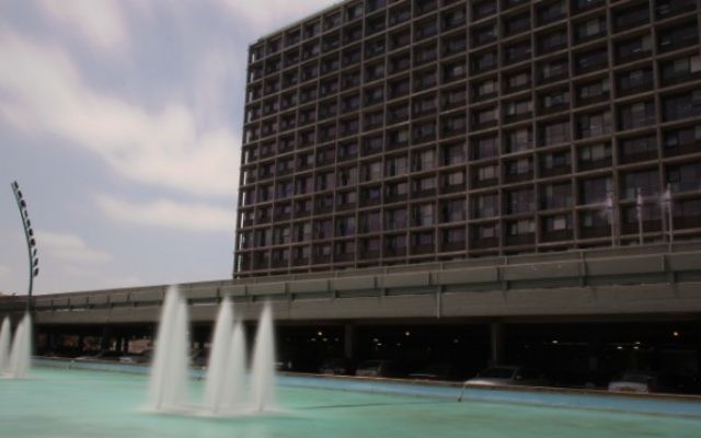 La mairie de Tel Aviv sur la place Rabin, le 5 juillet 2015. (Crédit : Matt Hechter/Flash90)