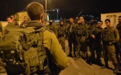 La brigade Givati ​​se prépare à une mission nocturne dans la ville de Naplouse, en Cisjordanie, le 7 octobre 2015.  (Crédit : unité des portes-paroles de l'armée israélienne/Flash90)