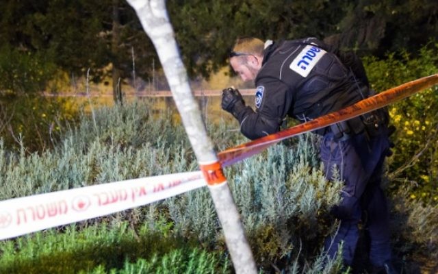 La police sur les lieux d'un incident impliquant des armes à feu, à Jérusalem, le 27 mars 2016. (Crédit : Flash90) La police sur les lieux d'un incident impliquant des armes à feu, à Jérusalem, le 27 mars 2016. (Crédit : Flash90)