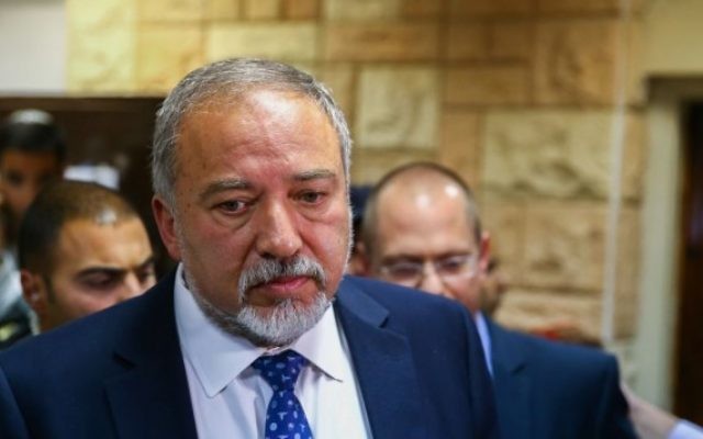 Avigdor Liberman, qui n'était pas encore ministre de la Défense, arrive à la cour militaire pour soutenir Elor Azaria, un soldat israélien accusé d'avoir tué un assaillant palestinien blessé à Hébron, le 29 mars 2016. (Crédit : Flash90) Avigdor Liberman, qui n'était pas encore ministre de la Défense, arrive à la cour militaire pour soutenir Elor Azaria, un soldat israélien accusé d'avoir tué un assaillant palestinien blessé à Hébron, le 29 mars 2016. (Crédit : Flash90)