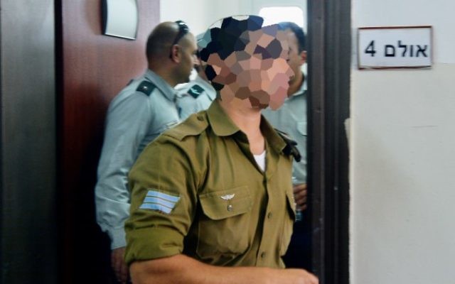 Un soldat israélien accusé d'avoir tué un terroriste palestinien à Hébron, pendant une audition devant la cour, à Jaffa, le 7 avril 2016. (Crédit : Flash90) Un soldat israélien accusé d'avoir tué un terroriste palestinien à Hébron, pendant une audition devant la cour, à Jaffa, le 7 avril 2016. (Crédit : Flash90)