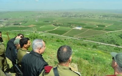 Le Premier ministre Benjamin Netanyahu pendant une patrouille de sécurité sur le plateau du Golan, près de la frontière d'Israël avec la Syrie, le 11 avril 2016. (Crédit : Kobi Gideon/GPO)
