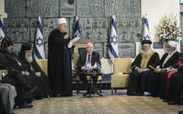 Le président Reuven Rivlin rencontre les dirigeants religieux des différents courants du judaïsme, du christianisme et de l'islam, pour appeler à empêcher l'escalade de violence et de terrorisme quelques jours avant Pessah, à la résidence présidentielle à Jérusalem, le 13 avril 2016. (Crédit : Mark Neyman/GPO) Le président Reuven Rivlin rencontre les dirigeants religieux des différents courants du judaïsme, du christianisme et de l'islam, pour appeler à empêcher l'escalade de violence et de terrorisme quelques jours avant Pessah, à la résidence présidentielle à Jérusalem, le 13 avril 2016. (Crédit : Mark Neyman/GPO)