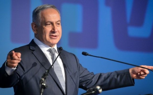 Benjamin Netanyahu lors d'une rencontre avec les maires du pays, le 14 avril 2016 (Crédit : Flash90) Benjamin Netanyahu lors d'une rencontre avec les maires du pays, le 14 avril 2016 (Crédit : Flash90)