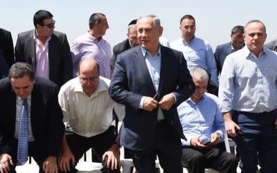 Le Premier ministre Benjamin Netanyahu et le gouvernement pendant la réunion hebdodmadaire du cabinet, qui a eu leu sur le plateau du Golan le 17 avril 2016. (Crédit : Effi Sharir/Pool)