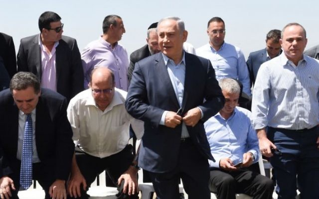 Le Premier ministre Benjamin Netanyahu et le gouvernement pendant la réunion hebdodmadaire du cabinet, qui a eu leu sur le plateau du Golan le 17 avril 2016. (Crédit : Effi Sharir/Pool) Le Premier ministre Benjamin Netanyahu et le gouvernement pendant la réunion hebdodmadaire du cabinet, qui a eu leu sur le plateau du Golan le 17 avril 2016. (Crédit : Effi Sharir/Pool)