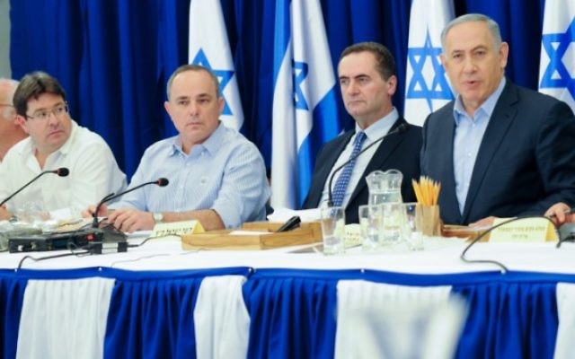 Le Premier ministre Benjamin Netanyahu pendant la réunion hebdomadaire du cabinet, sur le plateau du Golan, le 17 avril 2016. (Crédit : Meir Vaknin/POOL) Le Premier ministre Benjamin Netanyahu pendant la réunion hebdomadaire du cabinet, sur le plateau du Golan, le 17 avril 2016. (Crédit : Meir Vaknin/POOL)