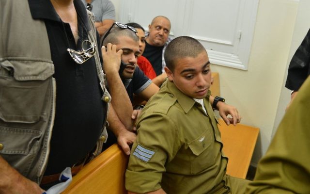 Elor Azaria, le soldat israélien qui a abattu un attaquant palestinien désarmé et neutralisé en mars 2016 à Hébron devant la cour militaire de Jaffa, le 18 avril 2016. (Crédit : Flash90) Elor Azaria, le soldat israélien qui a abattu un attaquant palestinien désarmé et neutralisé en mars 2016 à Hébron devant la cour militaire de Jaffa, le 18 avril 2016. (Crédit : Flash90)
