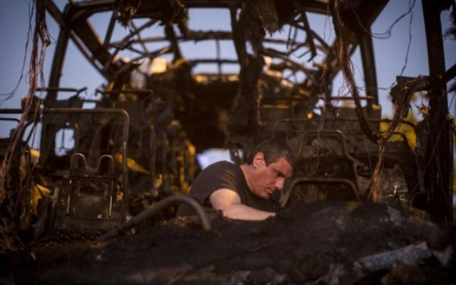 La police scientifique examine la scène de l'explosion d'un bus à Jérusalem, le 18 avril 2016. (Crédit : Hadas Parush/Flash90) La police scientifique examine la scène de l'explosion d'un bus à Jérusalem, le 18 avril 2016. (Crédit : Hadas Parush/Flash90)