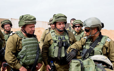 Gadi Eizenkot, à gauche, chef d'état-major, et le directeur du Commandement de la région Sud, le général Eyal Zamir, au centre, inspectent le "tunnel terroriste" creusé par le Hamas depuis la bande de Gaza jusque dans le sud d'Israël, le 18 avril 2016. (Crédit : unité des portes-paroles de l'armée israélienne/Flash90)