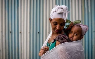 Une membre de la communauté juive éthiopienne des Falashmura devant la synagogue de Gondar, en Ethiopie, le 22 avril 2016. (Crédit : Miriam Alster/Flash90)