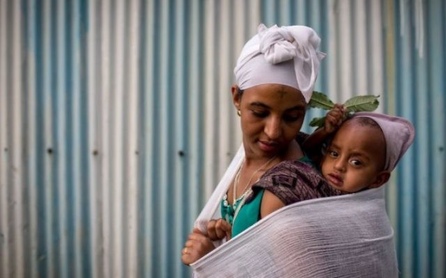 Une membre de la communauté juive éthiopienne des Falashmura devant la synagogue de Gondar, en Ethiopie, le 22 avril 2016. (Crédit : Miriam Alster/Flash90) Une membre de la communauté juive éthiopienne des Falashmura devant la synagogue de Gondar, en Ethiopie, le 22 avril 2016. (Crédit : Miriam Alster/Flash90)