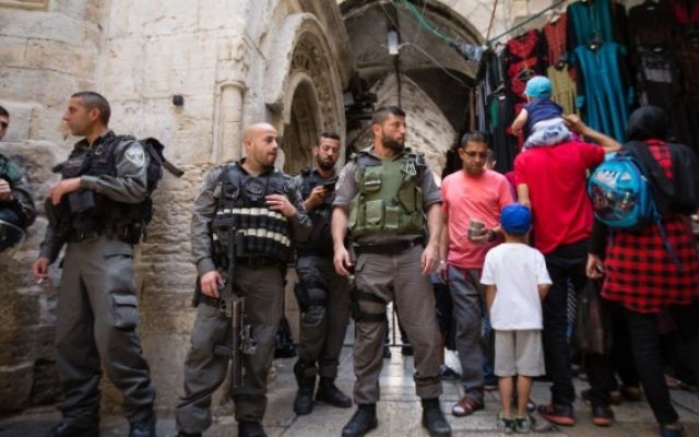 La police israélienne devant un accès à la mosquée Al-Aqsa et le mont du Temple dans la Vieille Ville de Jérusalem, pendant Pessah, le 24 avril 2016. (Crédit : Corinna Kern/Flash90) La police israélienne devant un accès à la mosquée Al-Aqsa et le mont du Temple dans la Vieille Ville de Jérusalem, pendant Pessah, le 24 avril 2016. (Crédit : Corinna Kern/Flash90)
