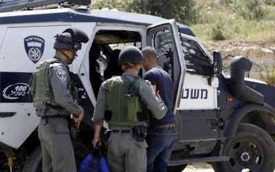La police des frontières israélienne arrête un Palestinien près de Hébron, le 24 avril 2016. (Crédit : Wisam Hashlamoun/Flash90)