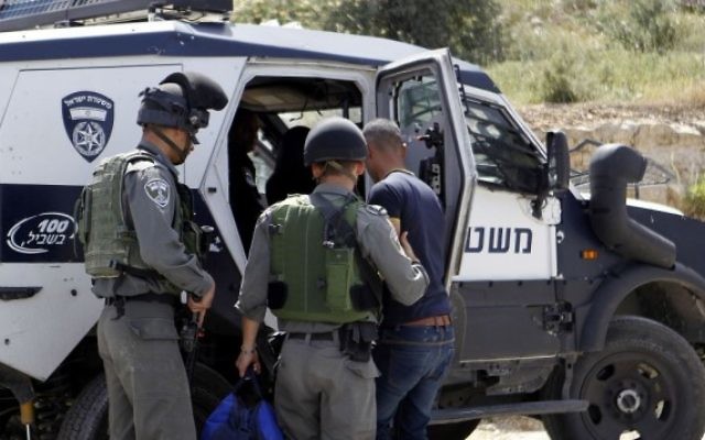 La police des frontières israélienne arrête un Palestinien près de Hébron, le 24 avril 2016. (Crédit : Wisam Hashlamoun/Flash90) La police des frontières israélienne arrête un Palestinien près de Hébron, le 24 avril 2016. (Crédit : Wisam Hashlamoun/Flash90)