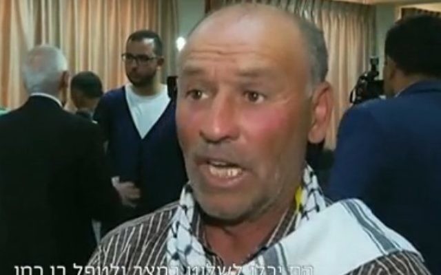 Capture d'écran de Fathi al-Sharif, l'oncle d'Abdel Fattah al-Sharif qui a été abattu par un soldat de Tsahal à Hébron (Crédit : capture d'écran Deuxième chaîne) Capture d'écran de Fathi al-Sharif, l'oncle d'Abdel Fattah al-Sharif qui a été abattu par un soldat de Tsahal à Hébron (Crédit : capture d'écran Deuxième chaîne)