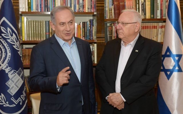 Benjamin Netanyahu et Reuven Rivlin ont profité de leur rencontre ce matin (vendredi) pour souhaiter de joyeuses fêtes de Pessah à leurs citoyens. (Crédit : Amos Ben Gersom / GPO)