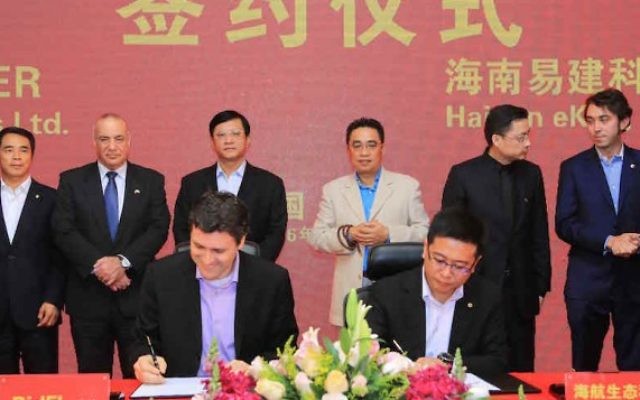 Asaf Gendler, CEO de la start-up israélienne Bidflyer (au premier plan à gauche) et Kevin Yu, COO de Hainan Eco-Tech Group (au premier plan à droite), pendant la signature d'un accord de partenariat. (Crédit : autorisation) Asaf Gendler, CEO de la start-up israélienne Bidflyer (au premier plan à gauche) et Kevin Yu, COO de Hainan Eco-Tech Group (au premier plan à droite), pendant la signature d'un accord de partenariat. (Crédit : autorisation)